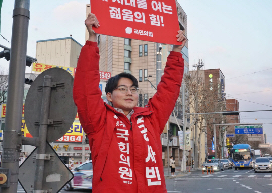 2001년생 강사빈 국민의힘 상근부대변인이 당의 제22대 총선 대구 중남 후보 경선에서 배제되기 전 지역 선거운동을 할 당시의 모습.<강사빈 제22대 총선 예비후보 페이스북 사진>